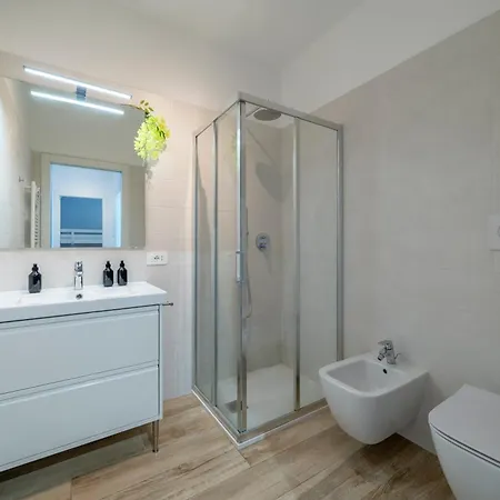 - 2min To And Station - Free Park And Wifi