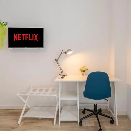 - 2min To And Station - Free Park And Wifi Apartment