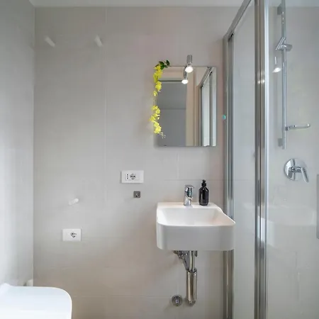 - 2min To And Station - Free Park And Wifi Lecco