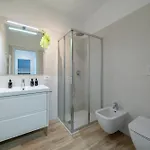 - 2min To And Station - Free Park And Wifi
